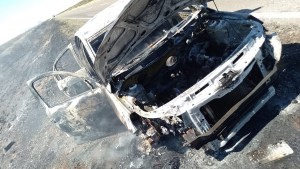 Volvían a Neuquén cuando explotó el motor del auto y se incendió, en Choele Choel
