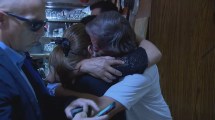 Imagen de La mamá de Fernando Báez Sosa y el abuelo de Lucio Dupuy se fundieron en un abrazo antes del juicio