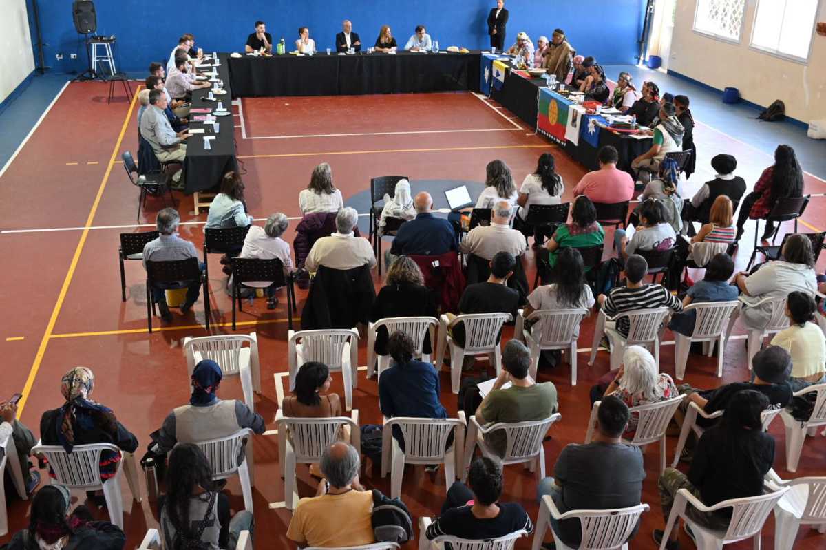 La mesa de diálogo se llevó a cabo en el gimnasio municipal 4. Foto: Chino Leiva