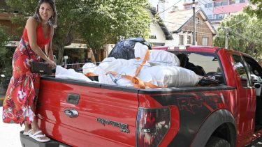Una imagen que se repite en Bariloche, camionetas con patente chilena cargada de comestibles. Archivo