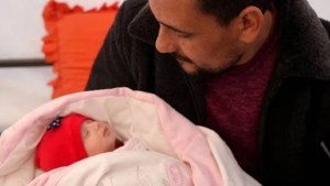 Conmovedor: adoptan a la beba que nació bajo los escombros del terremoto de Siria y Turquía