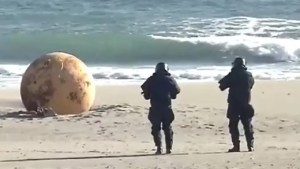 El misterio rodea a una bola gigante que apareció en un playa de Japón