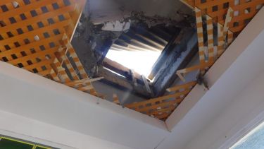 El ladrón realizó un boquete y se llevó el efectivo que había en tres cajas. Foto: Gentileza