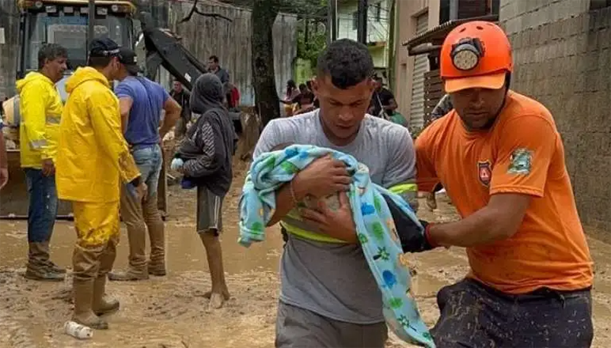 Un fuerte temporal con lluvias “récord” causó al menos 36 muertos durante el fin de semana de carnaval en el litoral del estado de Sao Paulo. Foto Gentileza.