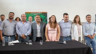 Gastón Calabró presentó su candidatura junto a los referentes del Frente de Todos Neuquino. Foto: gentileza.