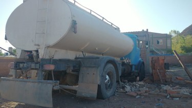 Un camión regador terminó incrustado en una casa de Añelo 