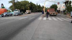 Camiones chocaron y destruyeron un semáforo en la Ruta 22 en Regina