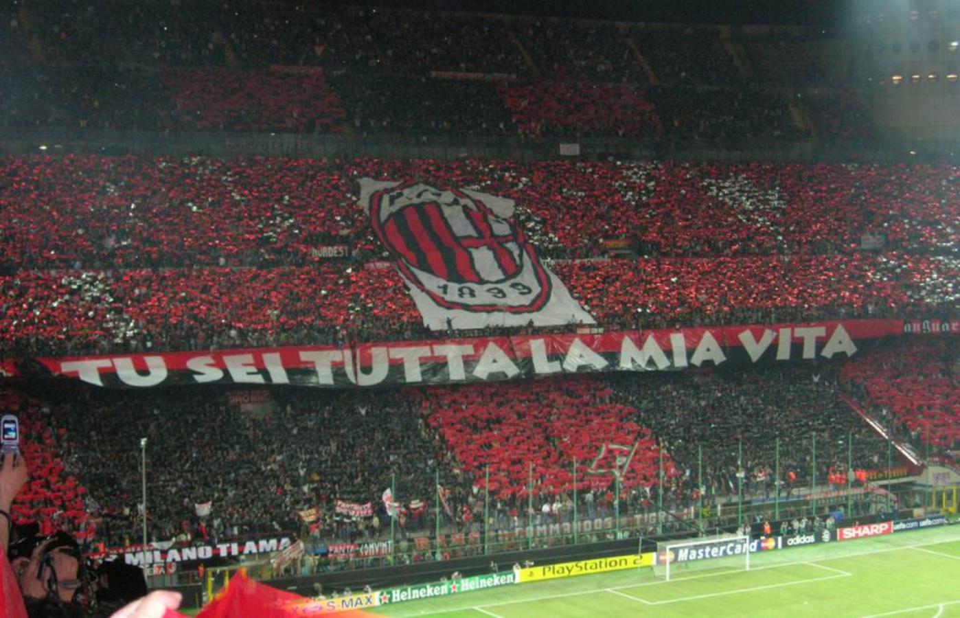 La hinchada del Milán entonó una versión de 'Muchachos', el tema de La Mosca. 