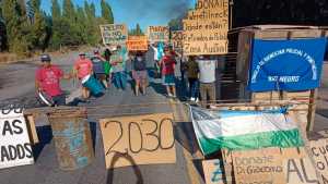 Corte en la Ruta 22 en Cervantes: retirados de la policía vuelven a protestar por la Zona Austral