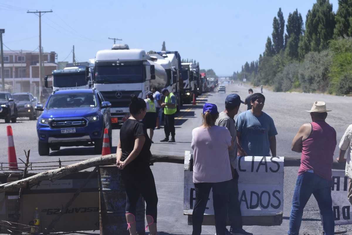 Retirados de la policía cortaron la ruta pasado el mediodía, a metros del acceso a Cervantes. (foto: César Izza)