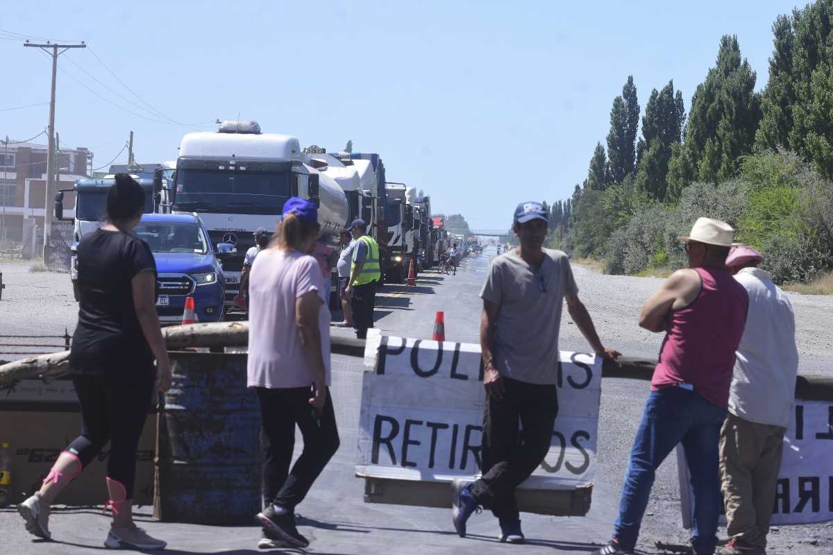 Continúa el reclamo de los policías retirados de Río Negro. Es sobre la Ruta Nacional 22 en Cervantes. Foto archivo César Izza
