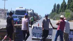 Ruta 22: policías retirados continúan el corte intermitente en Cervantes