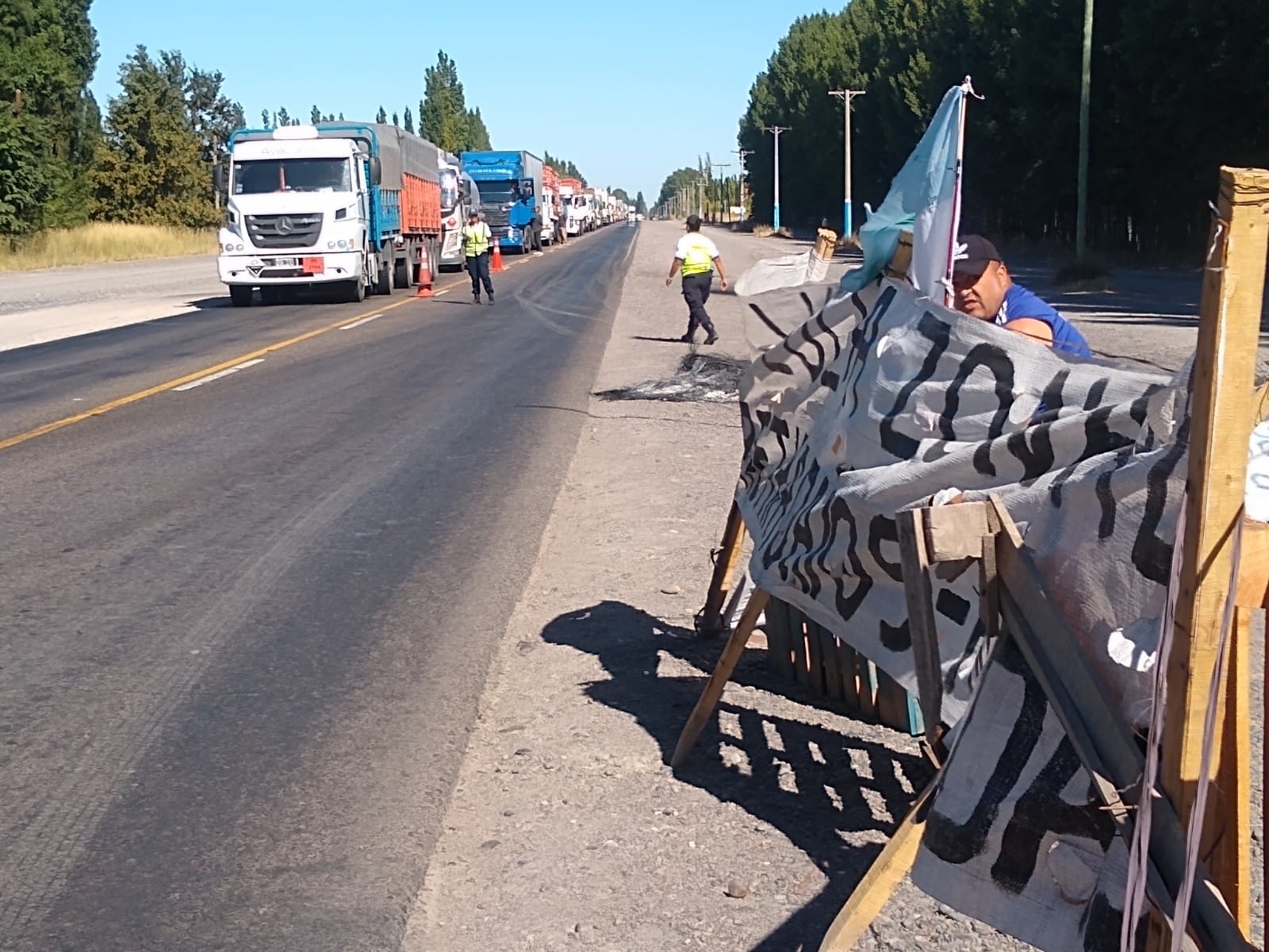 Los manifestantes quieren llevar su reclamo al puente que une Cipolletti con Neuquén mañana en el comienzo de la Fiesta de la Confluencia. foto: gentileza