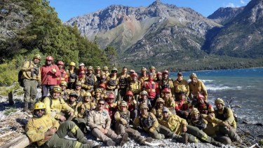 Parte del grupo que trabajó en la contención del incendio en Cholila. 