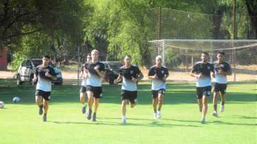 Carmona, segundo desde la derecha, arrancó la pretemporada en Cipo. (Fotos: Yamil Regules)