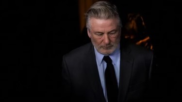 Alec Baldwin acusado formalmente de homicidio: «distraído y poco entrenado» en el tiroteo fatal en el set