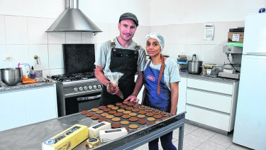 En Roca, este pastelero hace un alfajor tipo Mar del Plata con una impronta patagónica