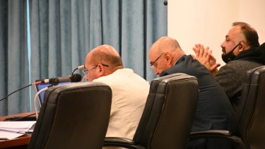 El imputado, a la derecha, junto a sus abogados defensores. (Florencia Salto)