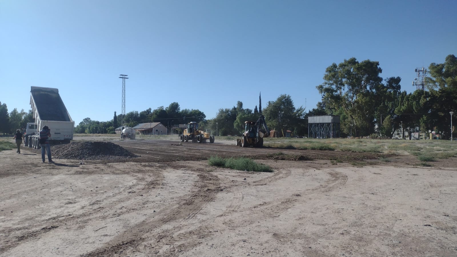 El viernes comenzaron las primeras tareas para la construcción del nuevo salón de usos múltiples. (Foto gentileza)