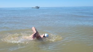 Hazaña de dos nadadores de la Patagonia: cruzaron el río de la Plata como solo otros 35 atletas en 100 años