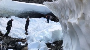 El turista herido tras el derrumbe en una cueva del glaciar Hielo Azul en El Bolsón sigue internado