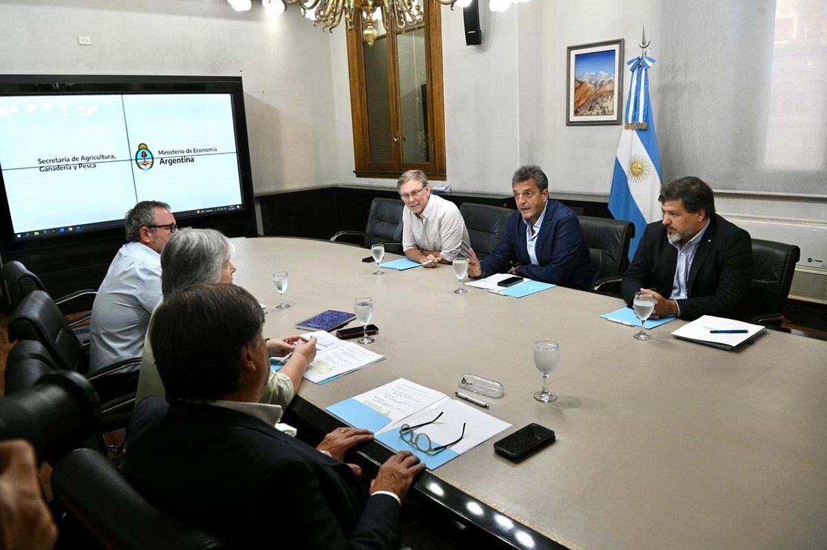 La reunión entre el ministros de Economía y autoridades del Senasa. 