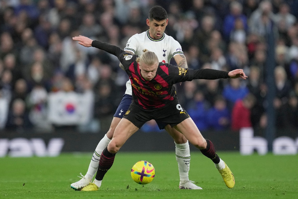 Cuti Romero evita que Haaland pueda girar en el partido del Tottenham y el City. Foto: AP