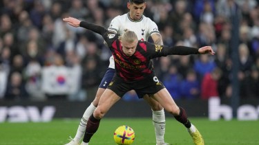 Cuti Romero evita que Haaland pueda girar en el partido del Tottenham y el City. Foto: AP