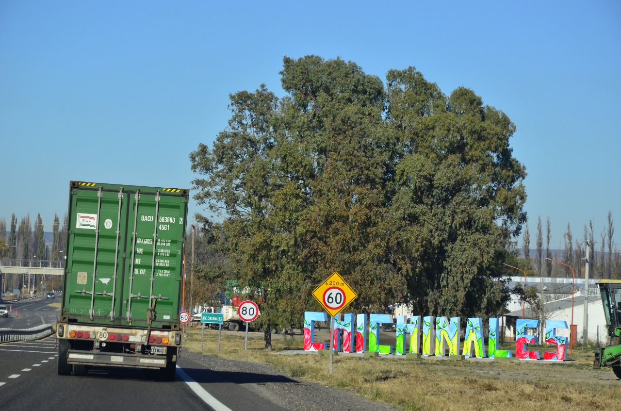 El siniestro vial ocurrió en la Ruta 22 en el ingreso oeste a Chichinales. (Foto Néstor Salas)