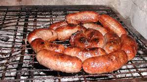 Los feriantes de la Laguna Chiquicano de Trelew deberán reemplazar los chulengos para cocinar choripanes. 