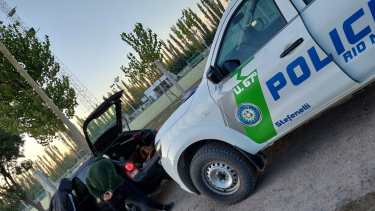 La policía logró detener la marcha dos vehículos que estuvieron en el lugar del atraco. foto: gentileza.
