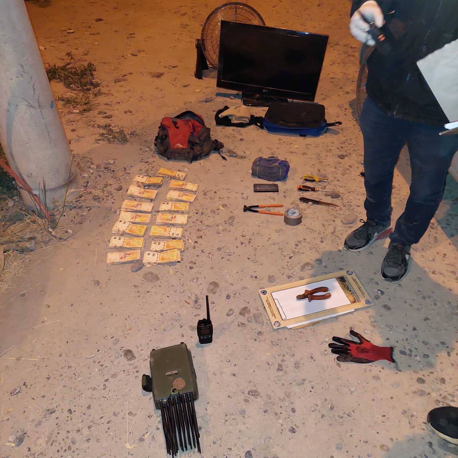La policía secuestró un equipo inhibidor de alarmas y el dinero robado de la empresa frutícola. foto: gentileza.