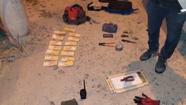 La policía secuestró un equipo inhibidor de alarmas y el dinero robado de la empresa frutícola. foto: gentileza.