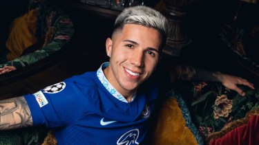 Enzo Fernández ya se puso la camiseta de Chelsea y firmó contrato hasta 2031. 