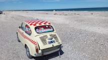Imagen de Llegaron en un Fiat 600 a Punta Perdices, el  caribe de la Patagonia: “Lindísimo”