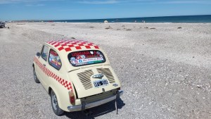 Llegaron en un Fiat 600 a Punta Perdices, el  caribe de la Patagonia: “Lindísimo”