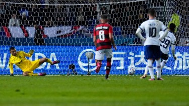 Salem Al Dawsar ejecuta el segundo de los penales que le cometieron a Lucano Vietto, Foto: AP 