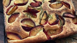 Cómo hacer una focaccia de ciruela y romero