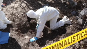 Encontraron 68 bolsas con restos humanos en una fosa clandestina en México