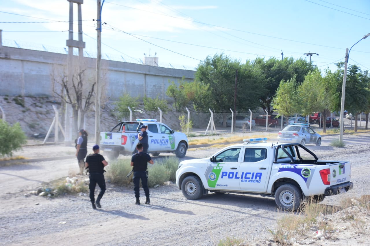 Personal de distintas unidades llegó a las calles aledañas al penal. Se escucharon varias detonaciones. foto: Andrés Maripe