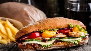 La sanguchería de Gabriela Boezio en Aluminé: el éxito de su cocina callejera, este verano