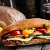 Imagen de Esta neuquina hace uno de los mejores sándwichs en Aluminé: el éxito de su cocina callejera