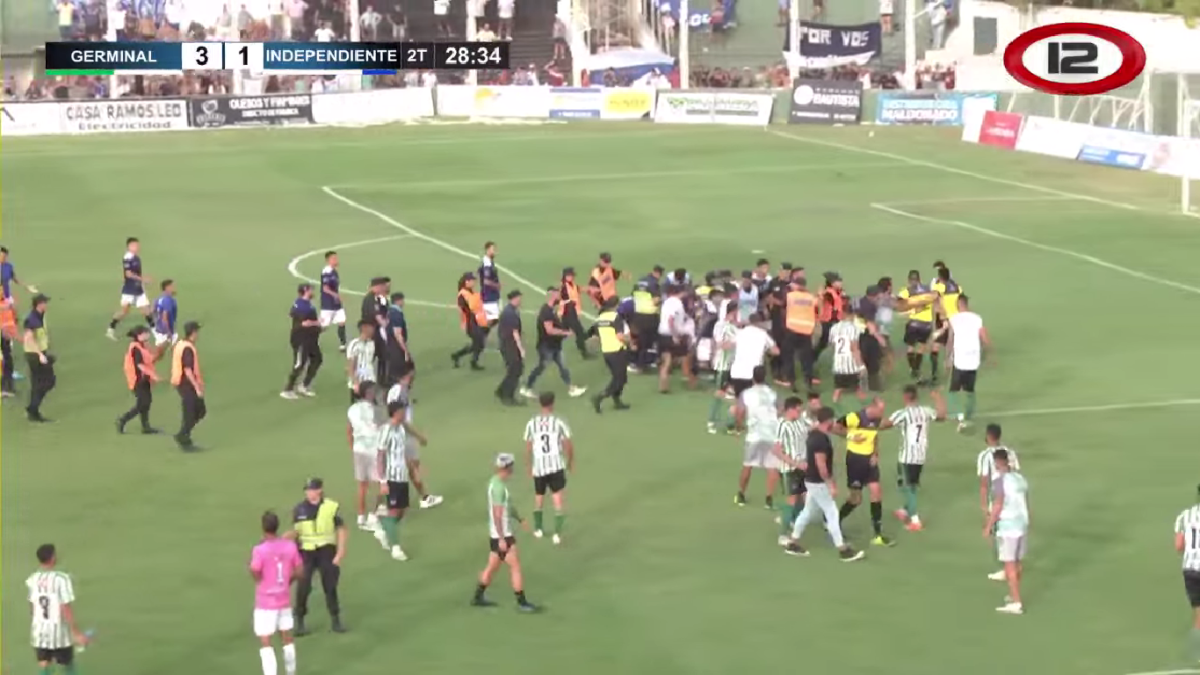 Un hincha de Independiente de San Cayetano agredió al árbitro y se suspendió el partido. (Foto: Captura Canal 12 Chubut)