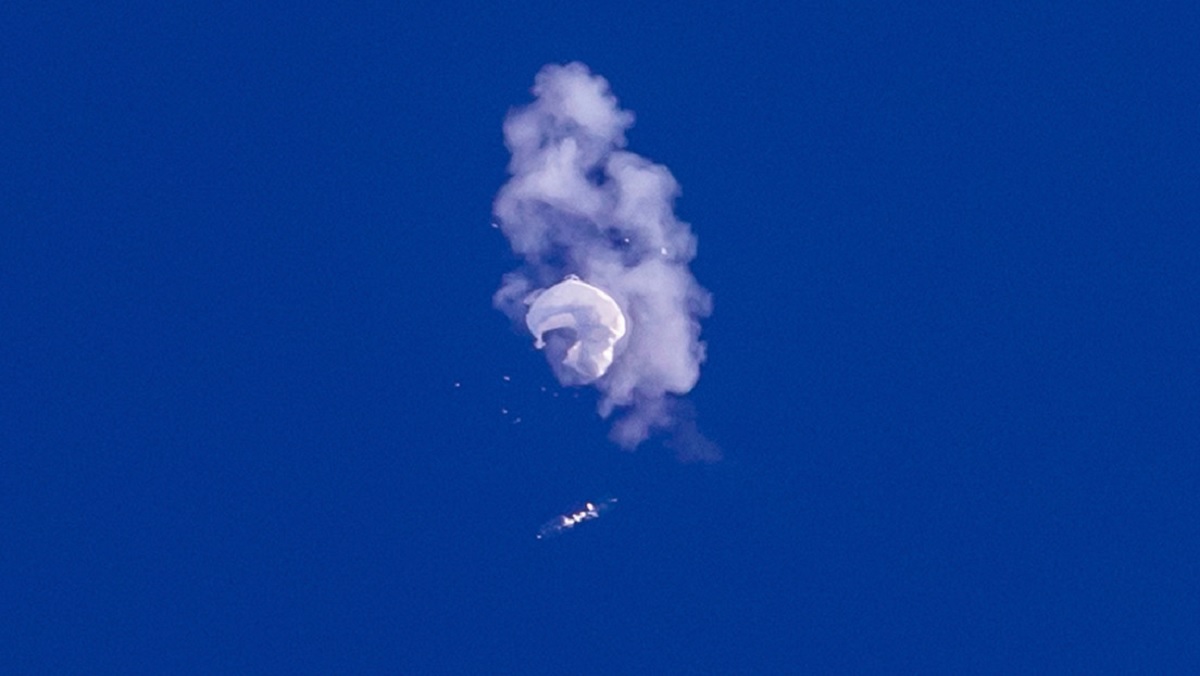 El momento en que el globo es derribado por aviones de EEUU. 