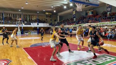Lucas González volvió a hacer la diferencia en el poste bajo para Deportivo Viedma. Foto: prensa Viedma 
