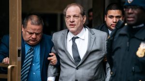 El productor de cine Havey Weinstein fue condenado a 16 años de prisión por violación