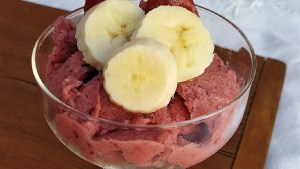 Helados de frutilla, banana y pasta de maní facilísimos de preparar