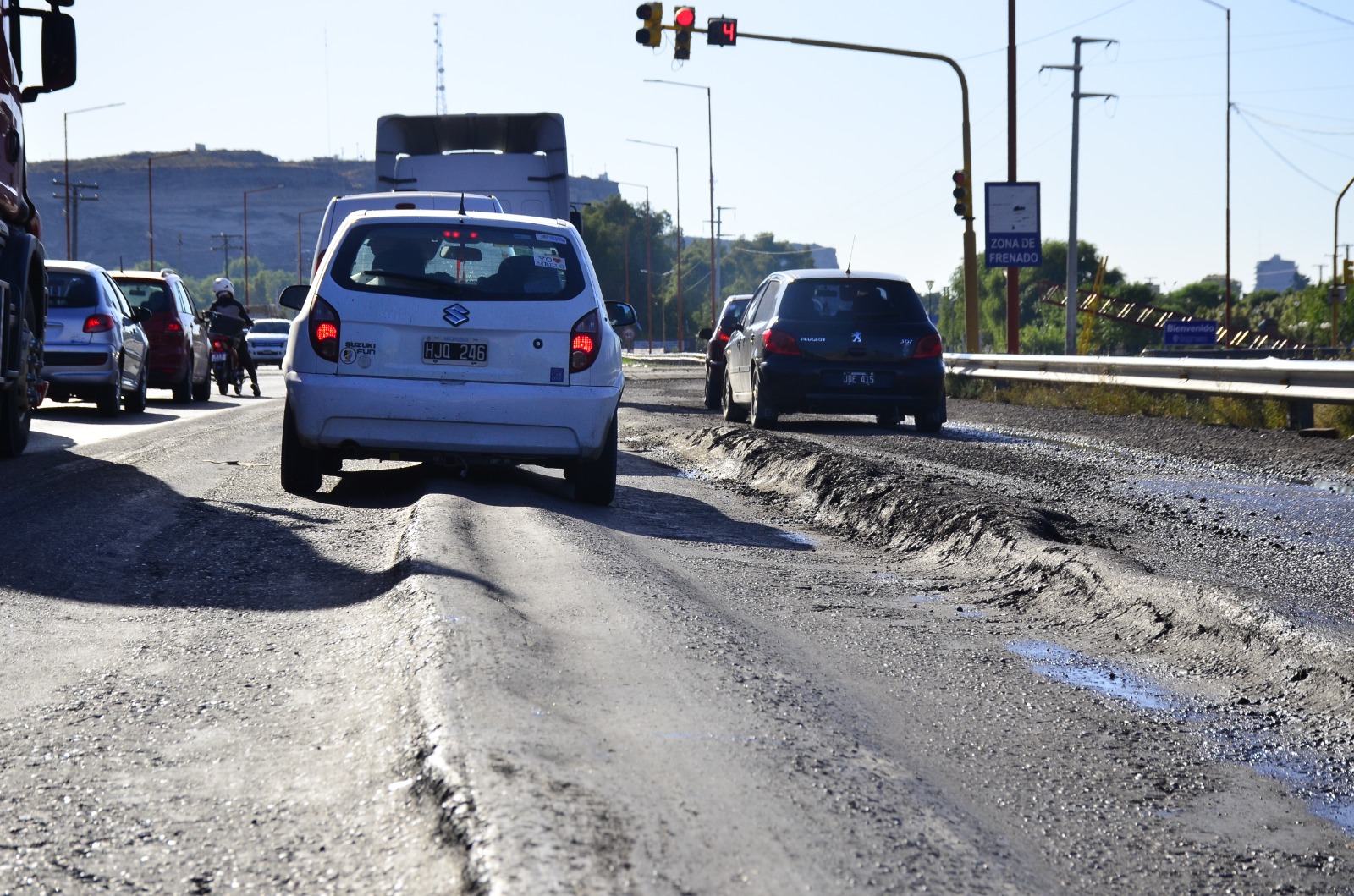 El asfalto se hundió a raíz del paso de camiones con carga. (Foto Néstor Salas)