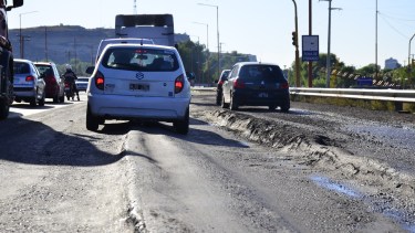El asfalto se hundió a raíz del paso de camiones con carga. (Foto Néstor Salas)