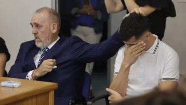 El papá de Lucio y su abogado se quebraron tras la lectura del veredicto de culpabilidad. Foto La Nación/Santiago Filipuzzi.